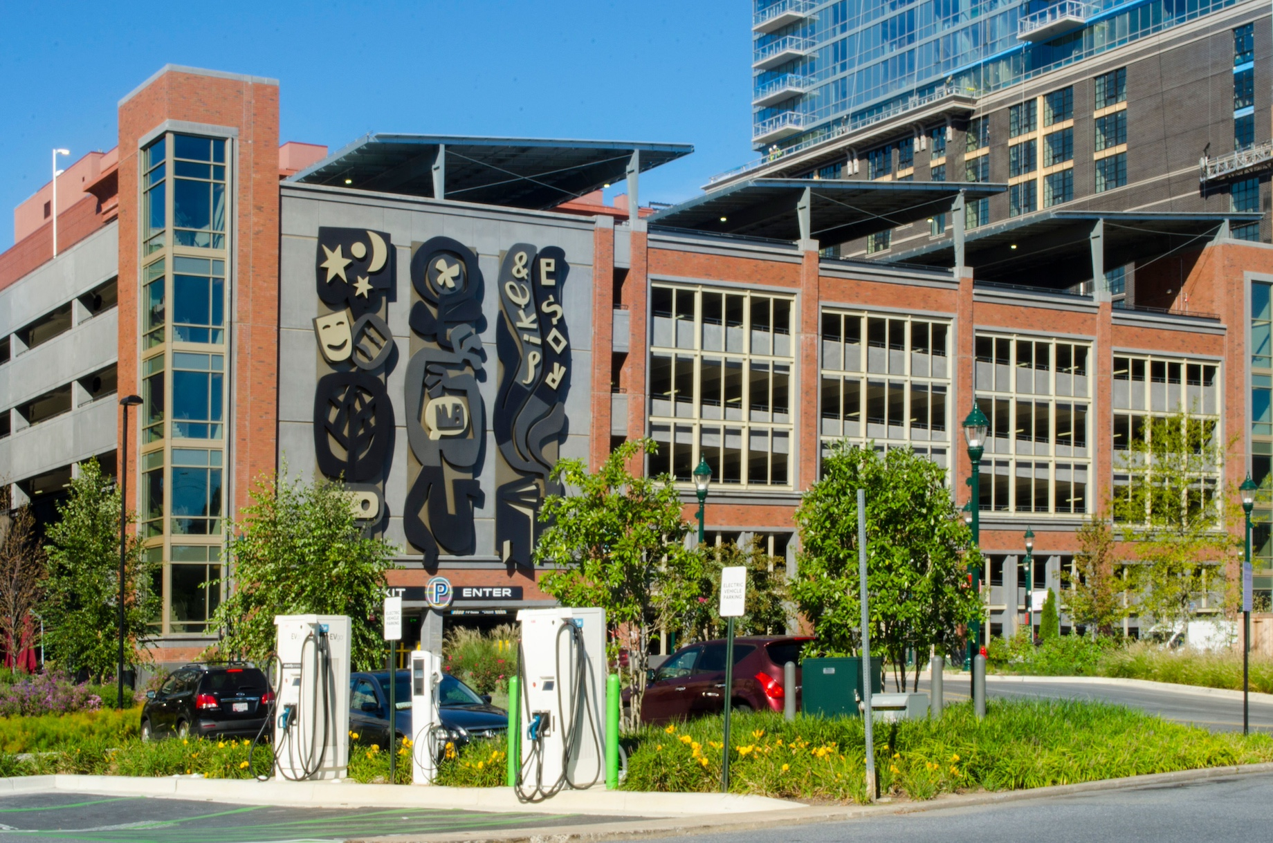 Federal’s Pike & Rose in North Bethesda, Maryland, features solar panels and electric vehicle chargers. At top are EV cha