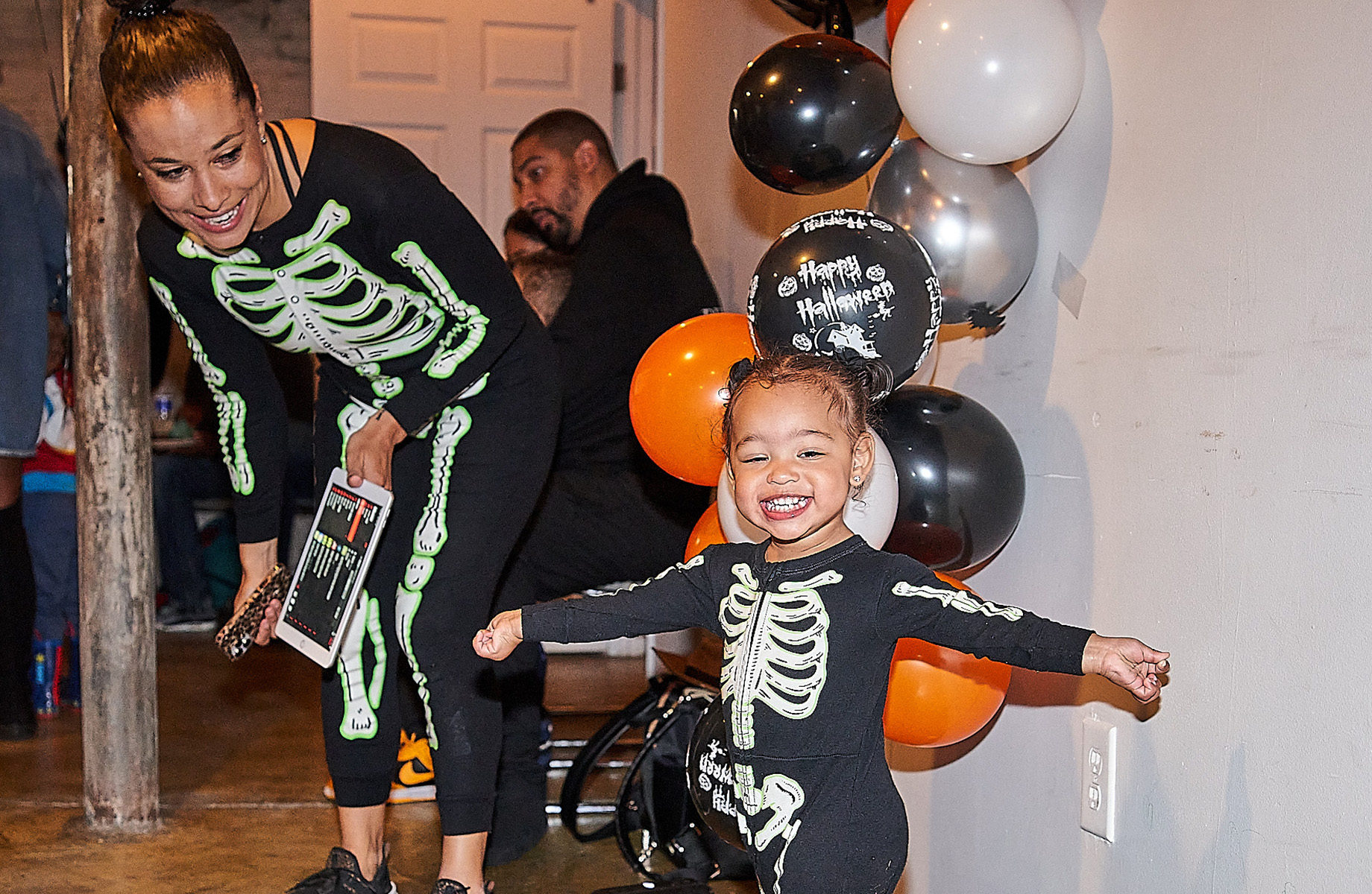 Kathleen O’Brien Price and her daughter, Nola, during a KinHaven House Halloween-themed pop-up event.