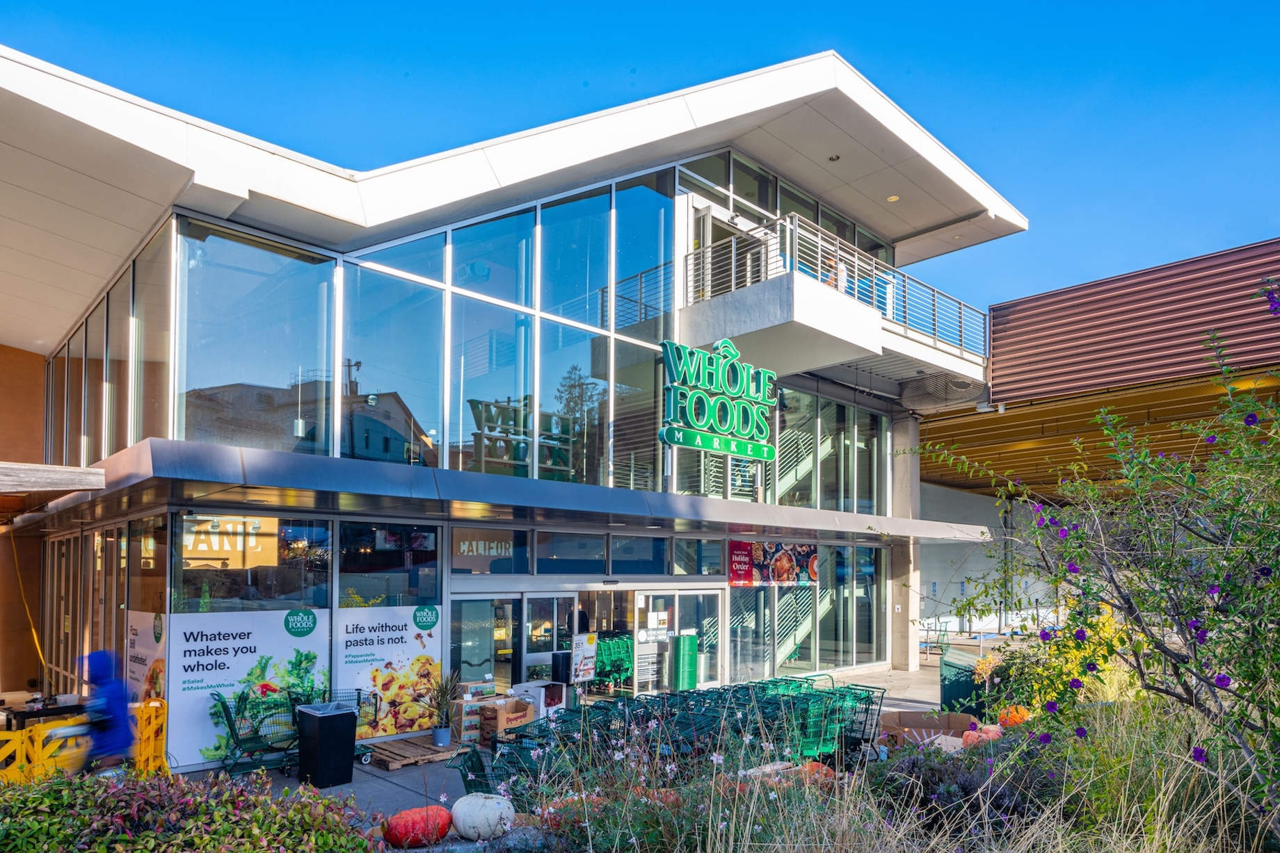 JLL Capital Markets arranged Site Centers’ sale of the Whole Foods Bay Place in Oakland, California.